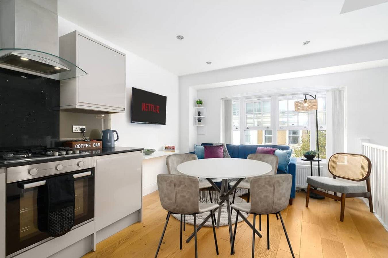 Entire apartment, Elegant Shoreditch Apartment with Private Balcony in Bethnal Green, London