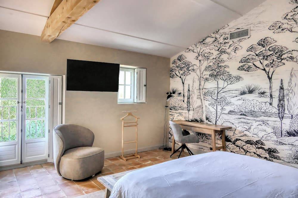 La Bastide des Plâtrières, magnificent view of Provencal village in La Roque-sur-Pernes, Vaucluse