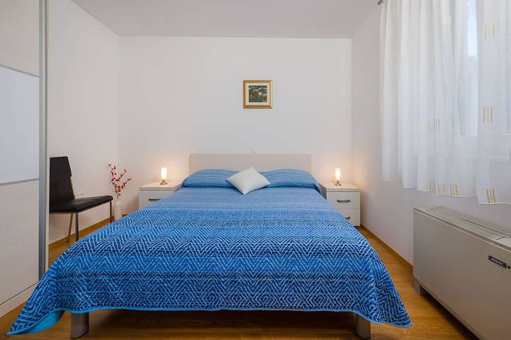Ferienwohnung für 2 Personen, mit Garten und Balkon auf Hvar