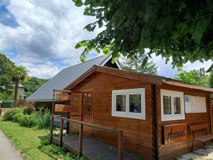 Location de vacances pour 6 personnes, avec Terrasse ainsi que Piscine et Vue à Sainte-Hélène-du-Lac