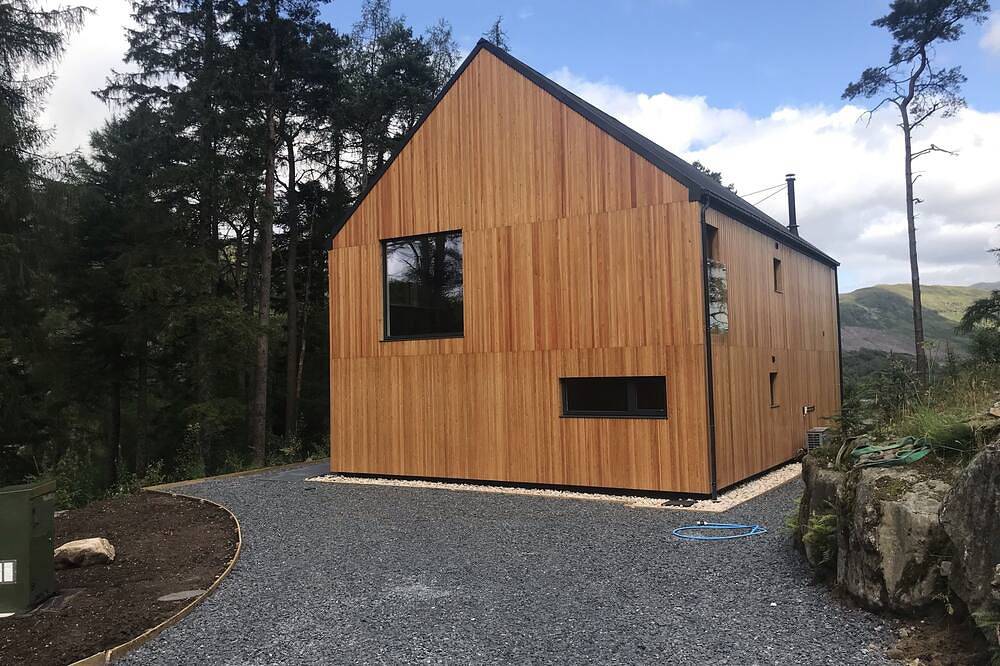 An Caisteal chalet sleeps up to 8 guests  in 4 bedrooms with loch, mountain and waterfall view. in Stirling und Umgebung