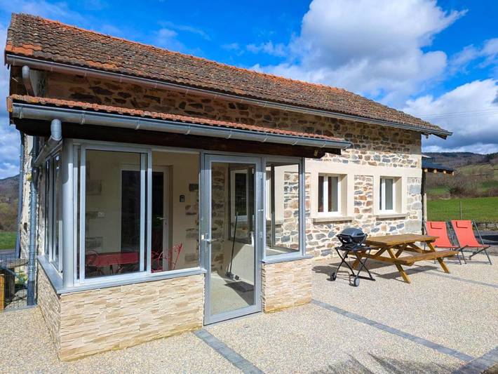 Location de vacances pour 5 personnes, avec vue et jardin à Saint-Hostien