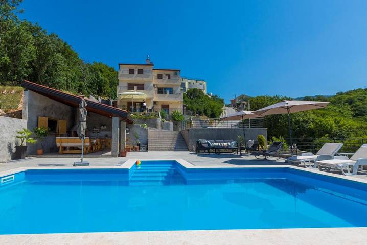 Ferienwohnung für 4 Personen, mit Balkon und Pool sowie Garten