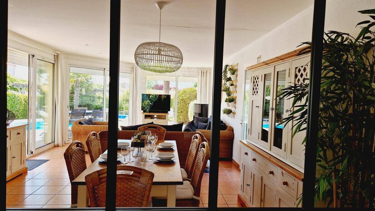 Villa 68, piscine chauffée à 2 pas de l'océan in Château-d'Olonne, Les Sables-d'Olonne