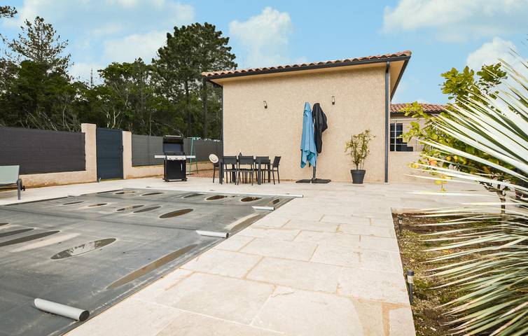 Maison de vacances pour 4 personnes, avec piscine ainsi que terrasse et jardin