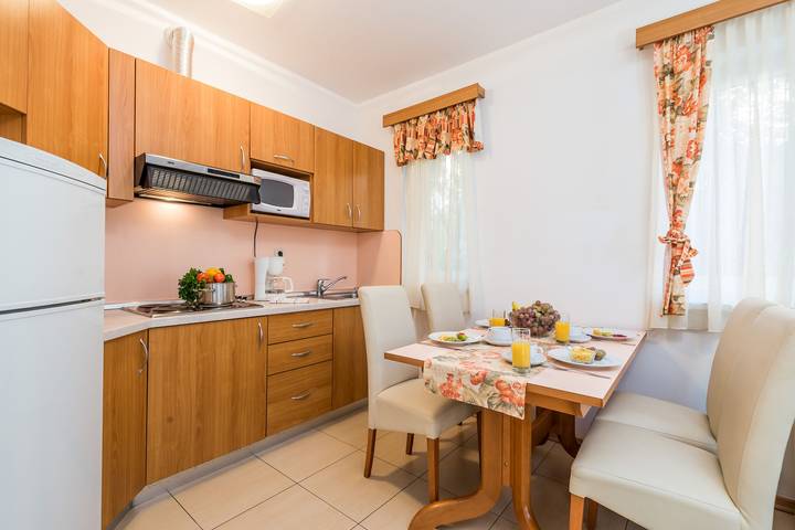 Ferienwohnung für 4 Personen, mit Terrasse und Pool in Banjol