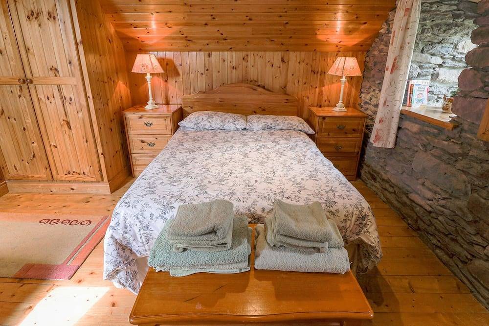 An Nead, pet friendly, with open fire in Dingle, County Kerry in Kilquann Electoral Division, Dingle Peninsula