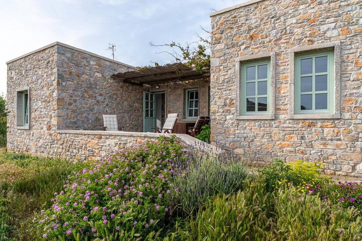 Location de vacances pour 4 personnes, avec vue et jardin, animaux acceptés dans Folégandros