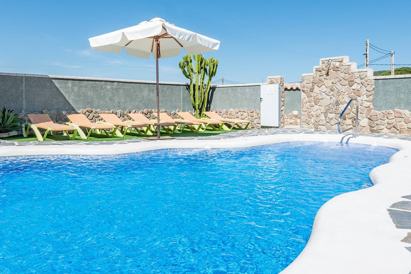 Casa climatizzata vicino alla spiaggia con piscina, terrazza, giardino e Wi-Fi in Playa del Faro de Trafalgar, Barbate