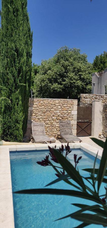 Location de vacances pour 8 personnes, avec piscine ainsi que vue et jardin à Cornillon - 2