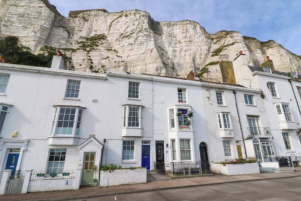7 Athol Terrace, family friendly, country holiday cottage in Dover in Dover, Kent
