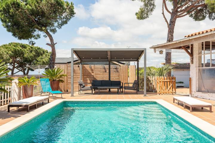 Casa de vacaciones con piscina privada, terraza y Wi-Fi in Aiguaviva Parc, Vidreras