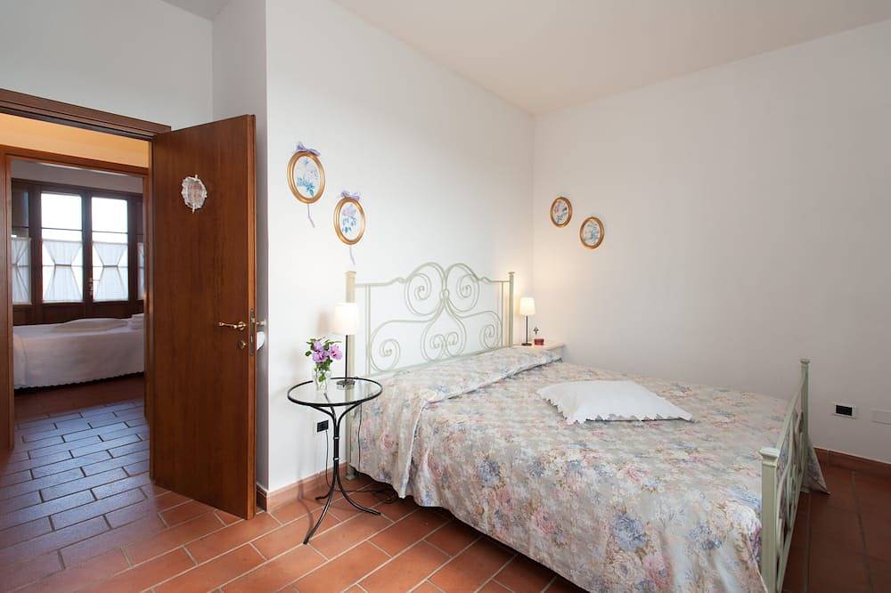 Entire apartment, Charming apartment in country house with shared pool garden with stunning views in Empoli, Florence Province