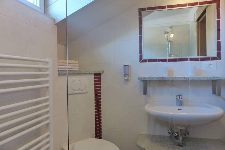 Appartamento intero, Vacation apartment for 2-4 people with southwest-facing loggia and organic natural bathing pond in Caines, Val Passiria