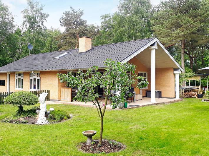 Ferieudlejning for 4 personer, med Jacuzzi og Terrasse samt Have i Helberskov