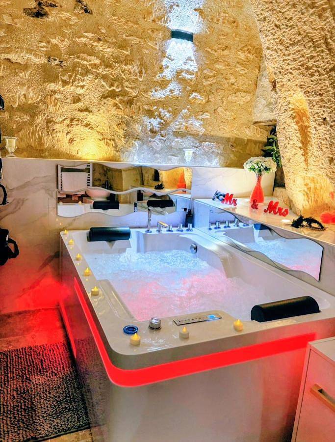 Hôtel pour 2 personnes, avec jacuzzi à Gennes - 4