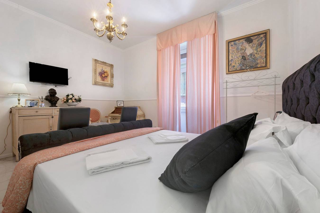 Zimmer 'Classic Queen Klimt' für Paare in Lecco, Westliche Bergamo-Alpen