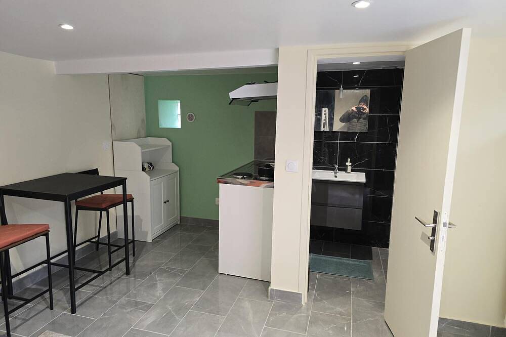 Entire apartment, Paisible Studio. Proche de Tout Commerces, Services et Transports in Noisy-le-Sec, Seine-Saint-Denis