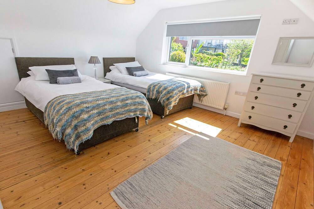 Rooftops, Sleeps 8 | Hot Tub*, Views & Log Burner in Braunton, Devon