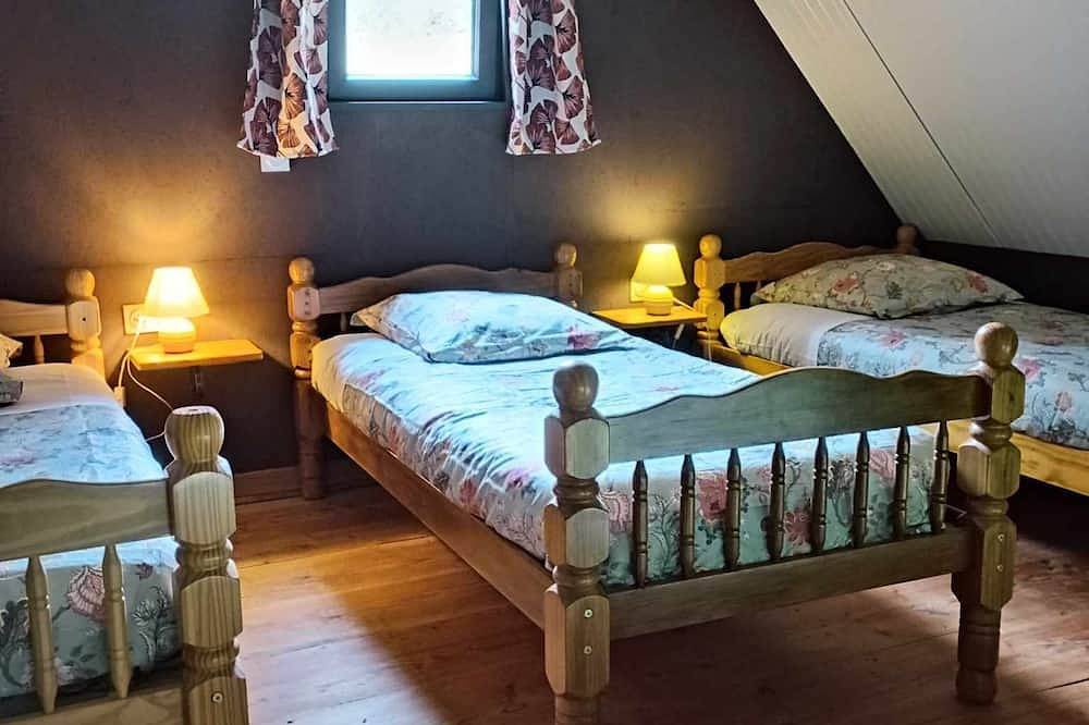 Cabane maxi tiny, gite et chambres au calme en lisière de forêt avec étang pêche in Alligny-en-Morvan, Parc naturel régional du Morvan