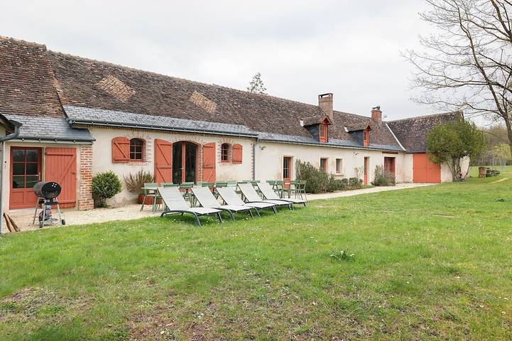 Location de vacances pour 14 personnes, avec piscine ainsi que terrasse et jardin, animaux acceptés à Ambillou