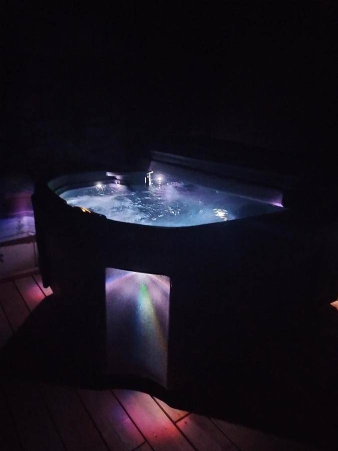 Gîte pour 8 personnes, avec vue et terrasse à Saint-Léonard-de-Noblat - 2