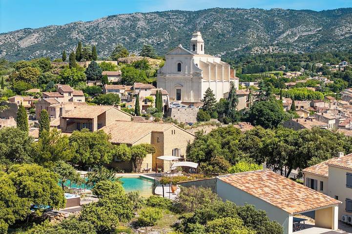 Appartement de vacances pour 4 personnes, avec Jacuzzi et Terrasse ainsi que Jardin et Piscine