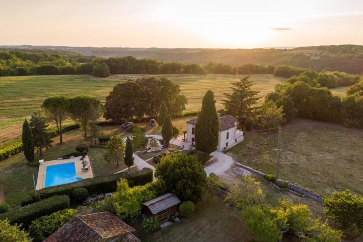 Chambre d’hôte pour 4 personnes, avec piscine ainsi que jardin et vue