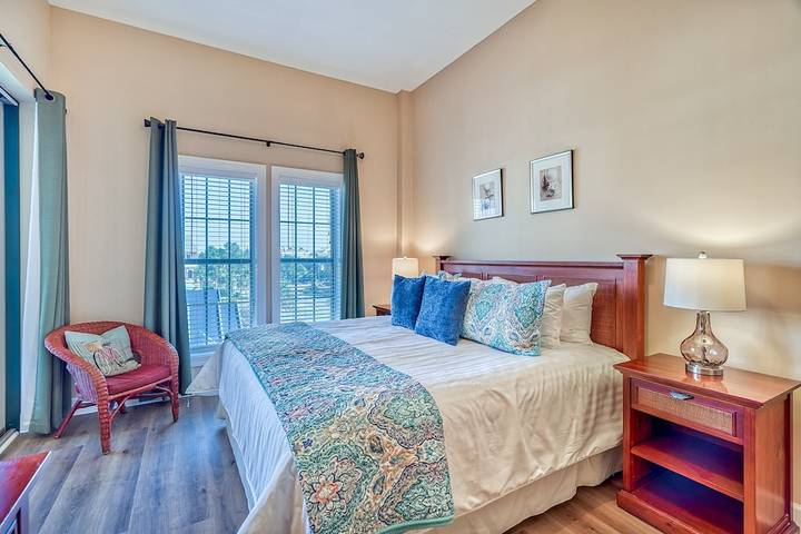 Vacation rental for 7 people, with pool and hot tub as well as balcony in Rosemary Beach