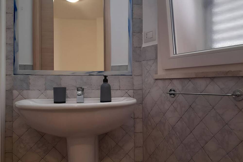 Entire apartment, Studio Apartment 'L'Angolo Monolocale- Porto Torres' with Shared Terrace, Wi-Fi and Air Conditioning in Porto Torres, Sassari Province