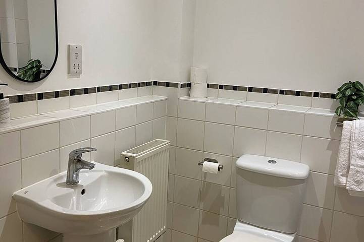 Modern 2Br House Sleeps 6 Parking, Wi-Fi & Self Check-In Near Bluewater & London in Stone (Dartford), Dartford