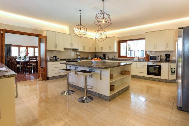 Chalet para 20 personas, con piscina además de terraza y jardín en Axarquía - 4