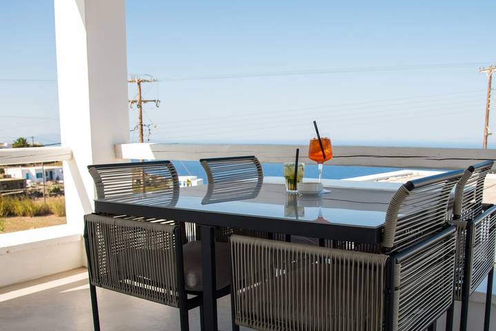 Location de vacances pour 4 personnes, avec vue sur l’océan ainsi que balcon et piscine dans Folégandros - 3