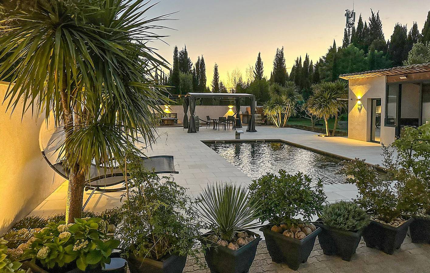 Modern City Apartment with Pool, Terrace & Parking - Cabannes 900m in Cabannes, Arles region