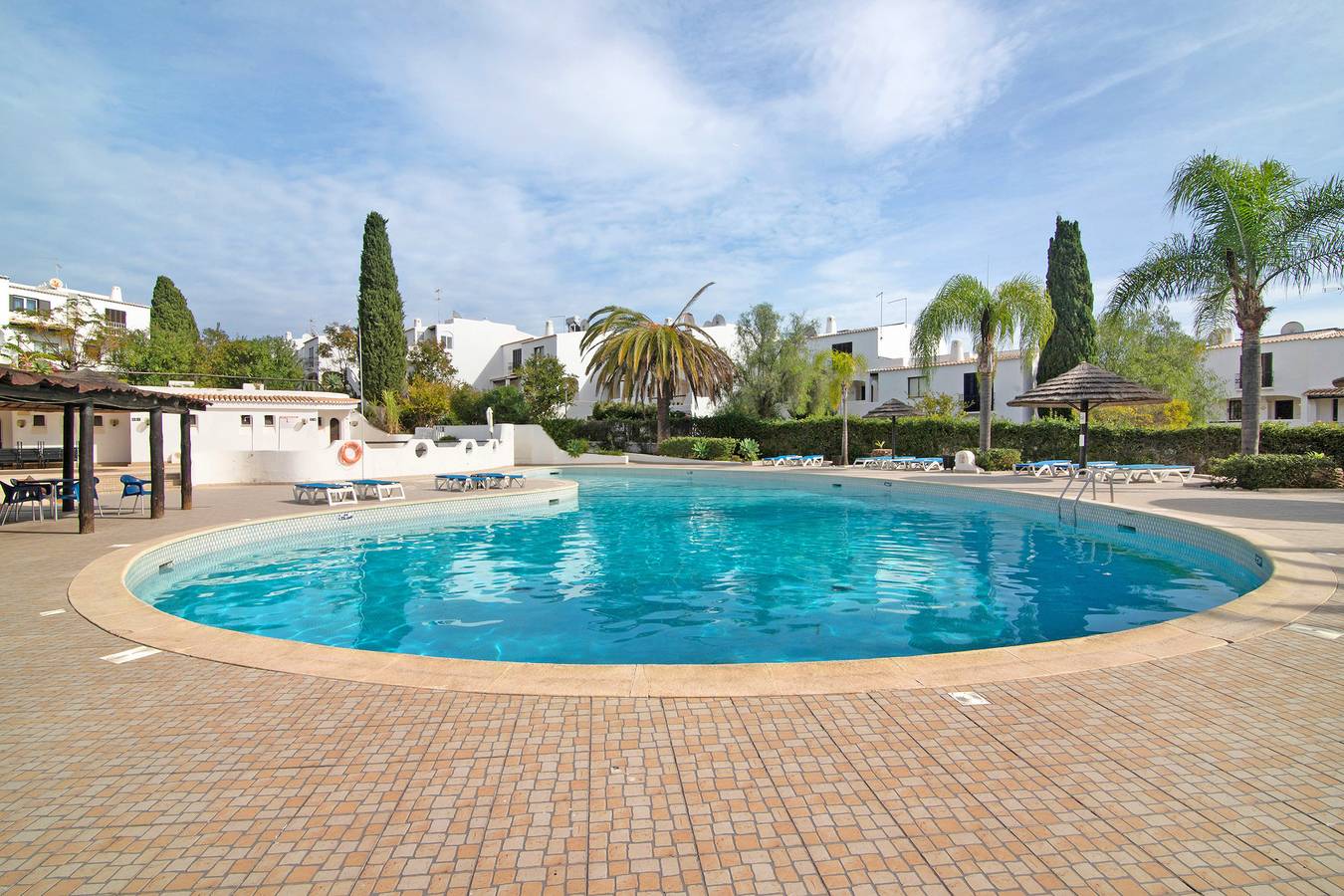 Apartamento inteiro, Apartamento 'Flat 2 Quartos Cunha' com Piscina Partilhada, Wi-Fi e Ar Condicionado in Albufeira, Distrito de Faro