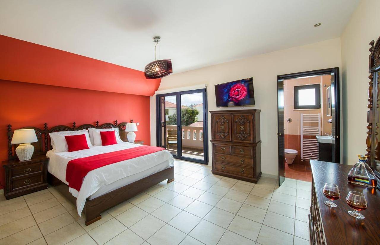 Appartement entier, Manolia Dream Apartment 3-bedrooms 30m to the beach in Agia Marina, Région de la Canée