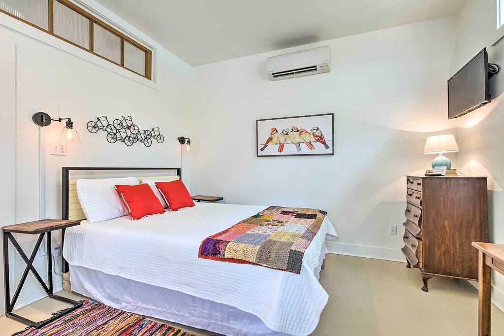 Ganze Wohnung, Neu! Gehen Sie zum Strand von Chic Old Town Apt w / Yard! in Bay St. Louis, Mississippi Gulf Coast