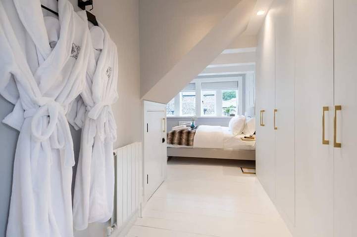 Lower Arthurs Cottage in Saddleworth, Greater Manchester