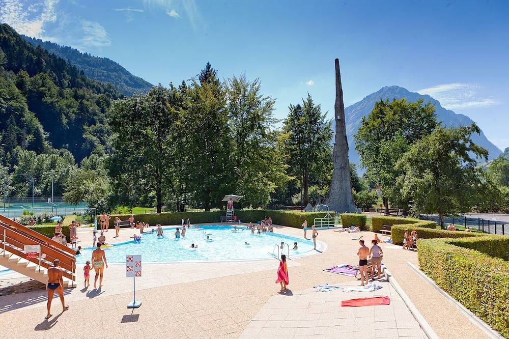 Entire apartment, Studio Thicha Summer and Winter offers access to the Oisans resort and Alpe d'Huez. in Allemond, Écrins National Park