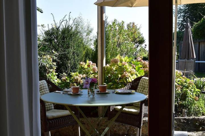 Ganze Wohnung, Ferienwohnung mit großem hellen Raum und Kachelofen in Frauenchiemsee, Chiemsee, Gemeinde