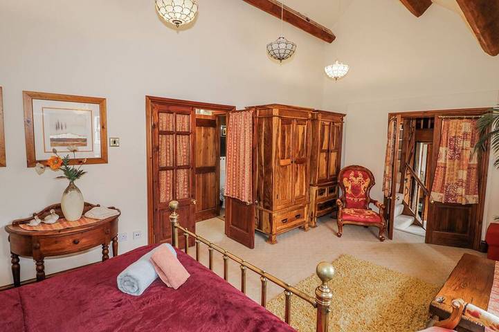 The Haybarn, pet friendly, character holiday cottage in Lichfield in Staffordshire