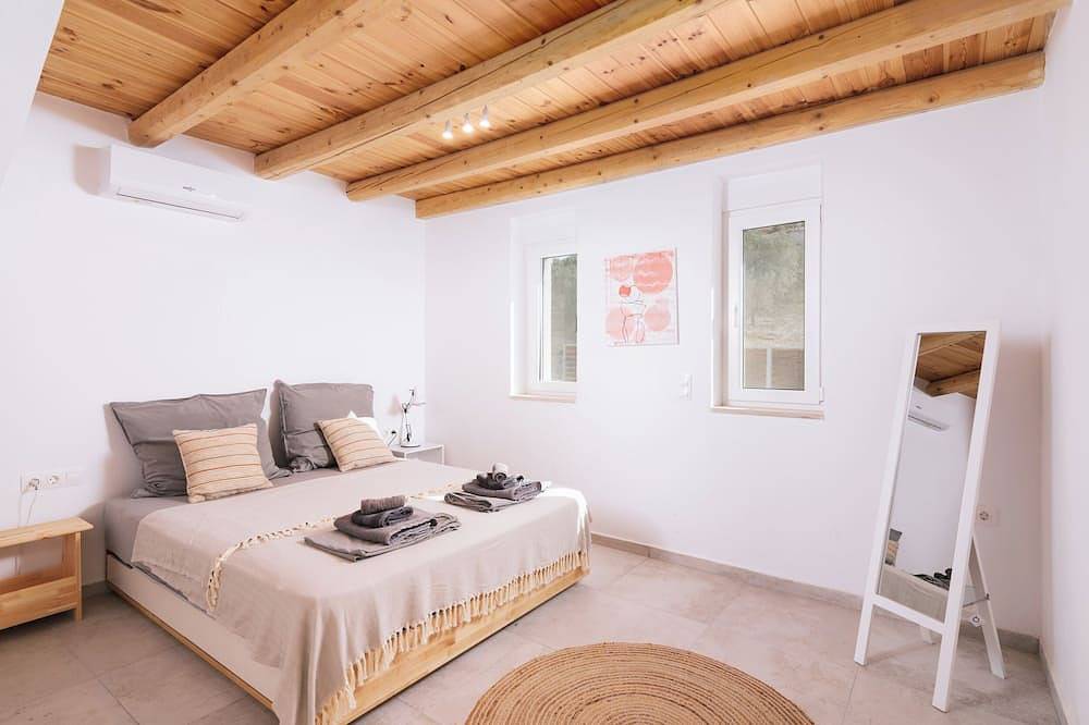 Beautiful natural stone vacation home in the south of Crete (Kamilari) - sea view! in Kamilari, Iraklio-Heraklion en omgeving