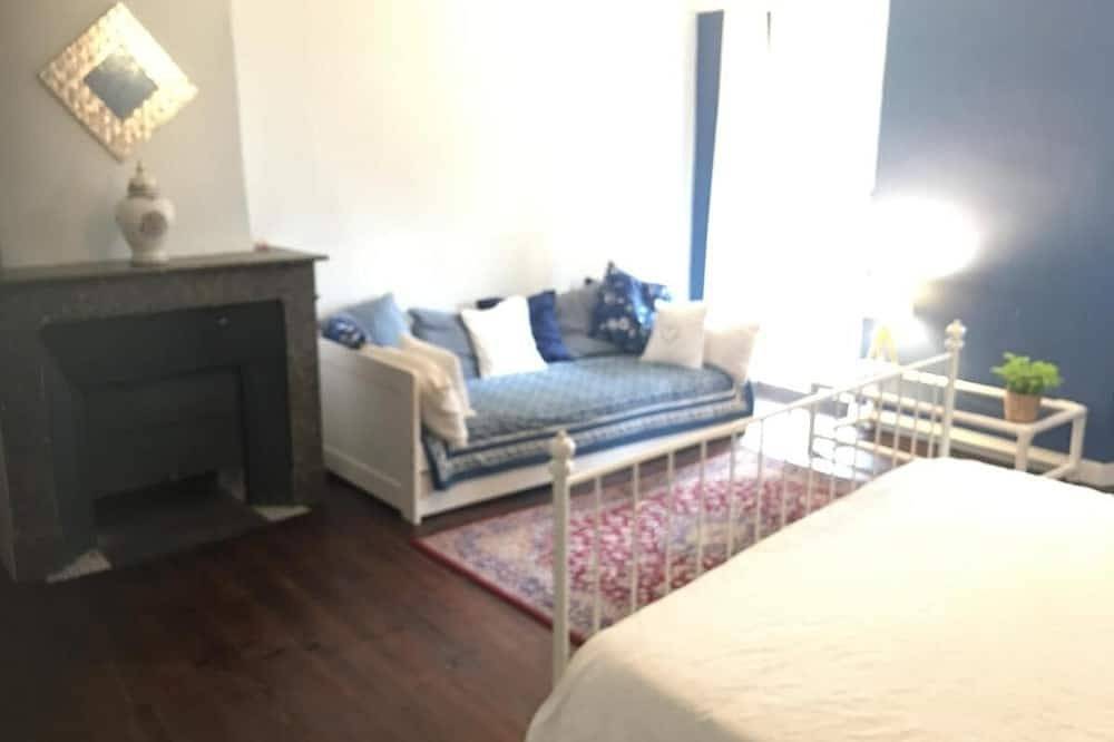 Bed and breakfast with shared kitchen and living room in Gurs, Béarn