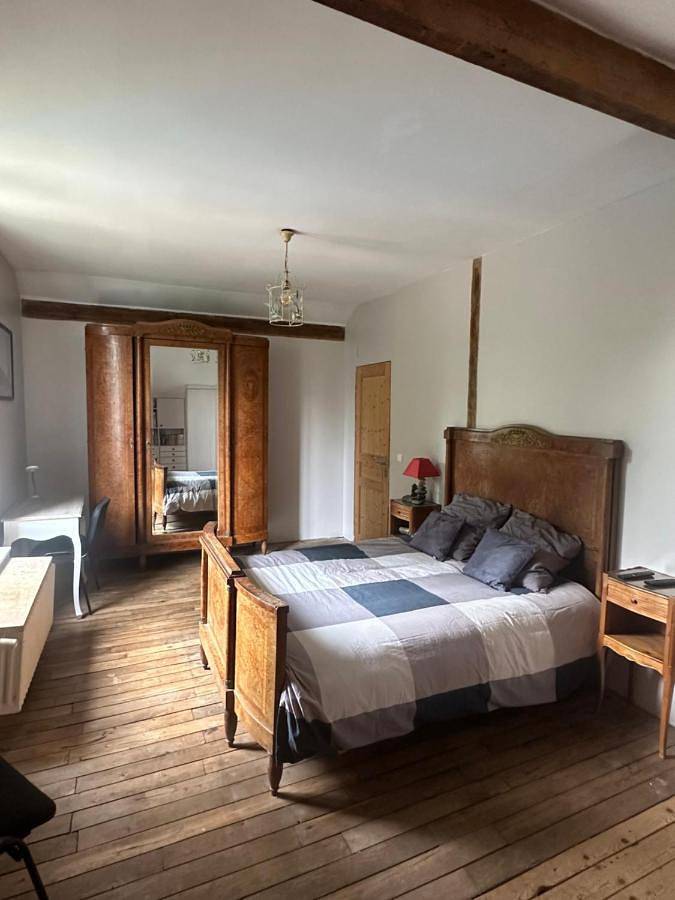 Appartement de vacances entier, Deluxe Room (2 Adults + 1 Child) in Melun, Seine-et-Marne