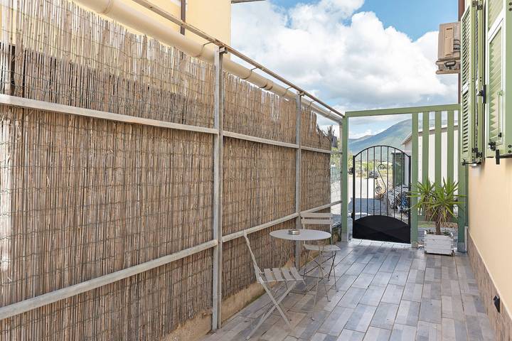 Leone – Camera Matrimoniale con Balcone, Aria condizionata e Parcheggio in Albenga, Riviera di Ponente