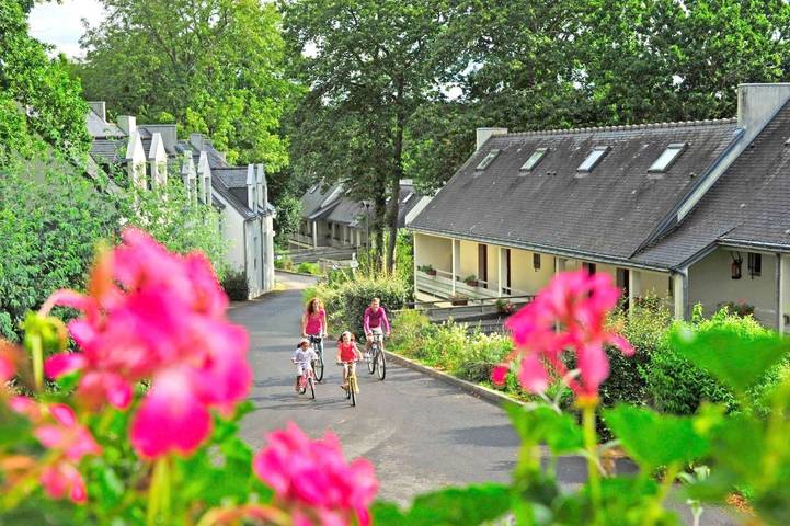Club vacances pour 11 personnes, avec Terrasse et Jacuzzi ainsi que Jardin et Bassin pour enfant dans 