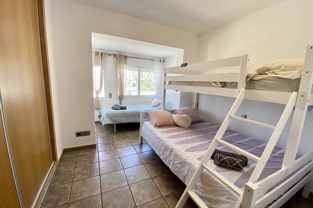 Beach House sleeps 6 with 3 Terraces,  Jacuzzi Hot Tub,  Full Air con , Wifi in Playa Cala Bosque (Orihuela), Orihuela