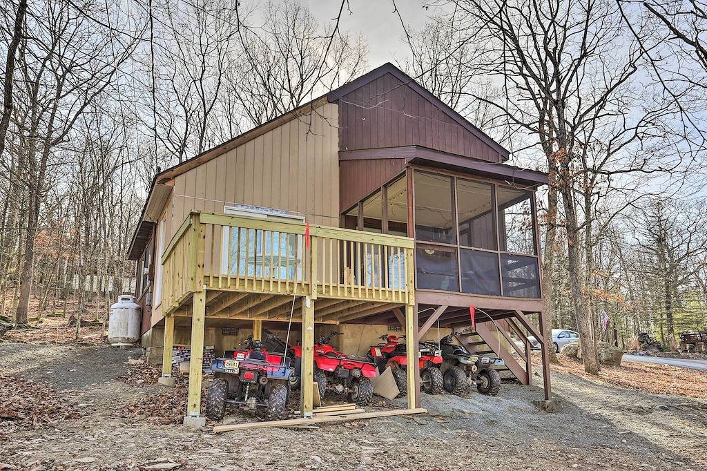 Screened Porch & Deck: Pet-Friendly Poconos Escape in Masthope, Pike County