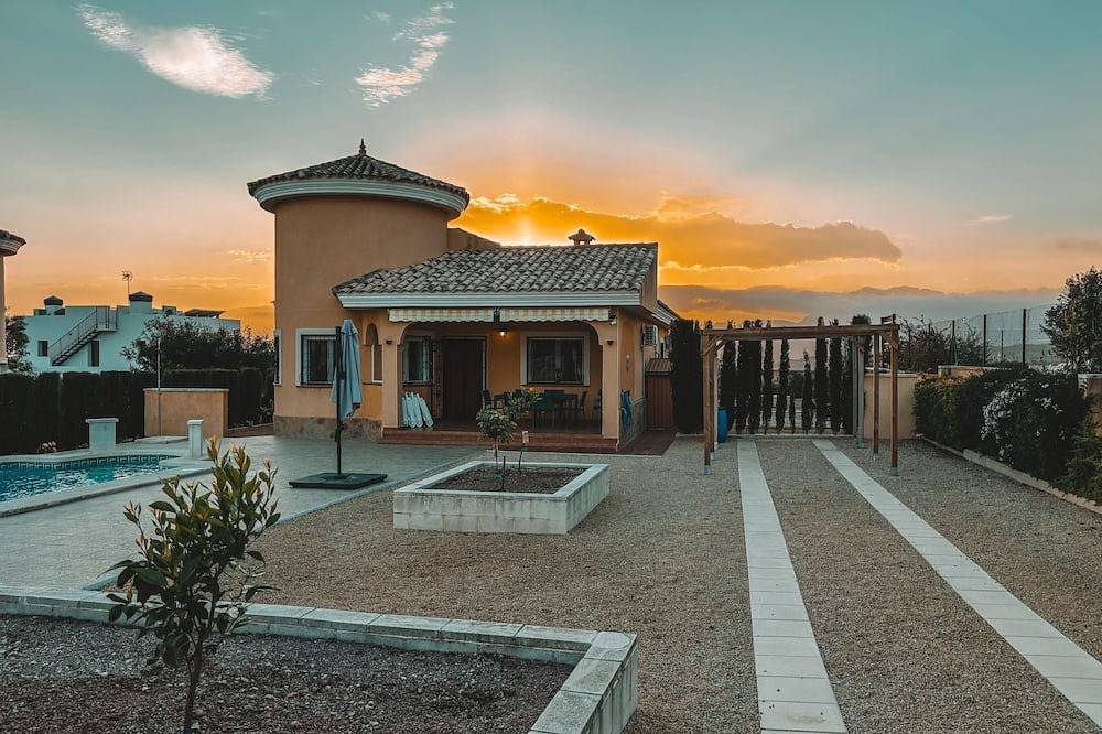 Stylish villa for 6 with private pool in quiet Busot. in Busot, Costa Blanca