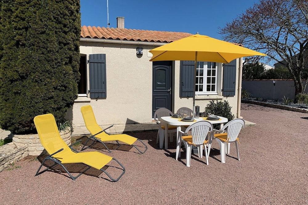 Detached cottage and outdoor space, Wifi, direct access to bicycle path in Le Château-d'Oléron, Côte de Beauté